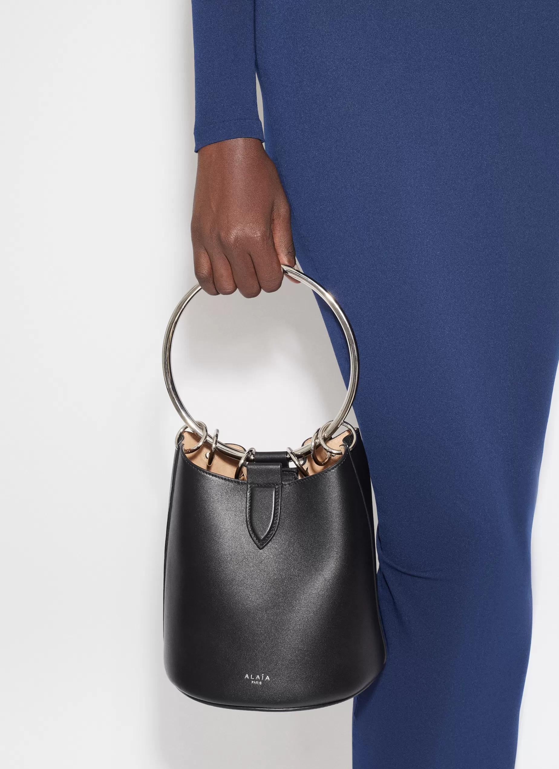 Alaïa TASCHE RING MEDIUM BUCKET AUS KALBSLEDER< Handtaschen